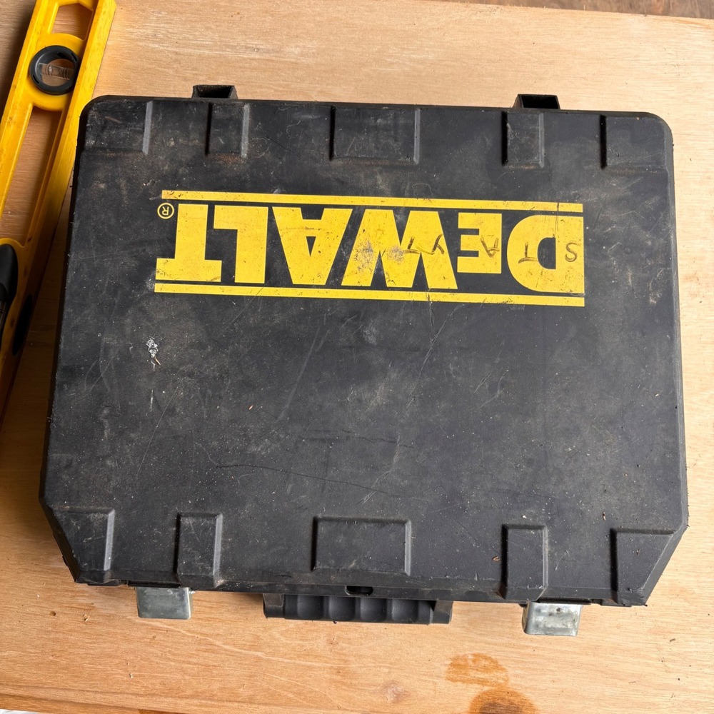 Dewalt D51275 15 Gauge 34 Degree Angled Finish Nailer Kit with Case and Fittings